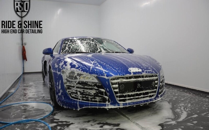 Blauwe audi schoon