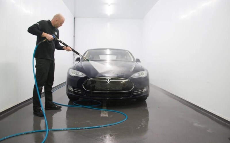 tesla schoonmaken